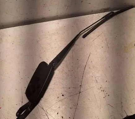 Front wiper blade arm