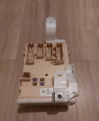 Toyota Auris E180 Fuse module 8273012X81 8922102480 63586756