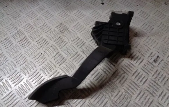 Opel Corsa E Accelerator throttle pedal 13305804