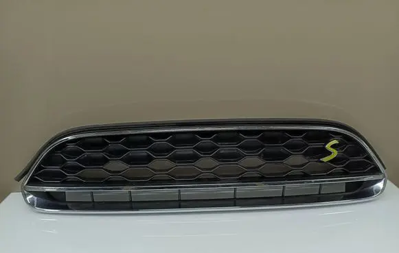 Mini Cooper Countryman F60 Front bumper upper radiator grill 18667510