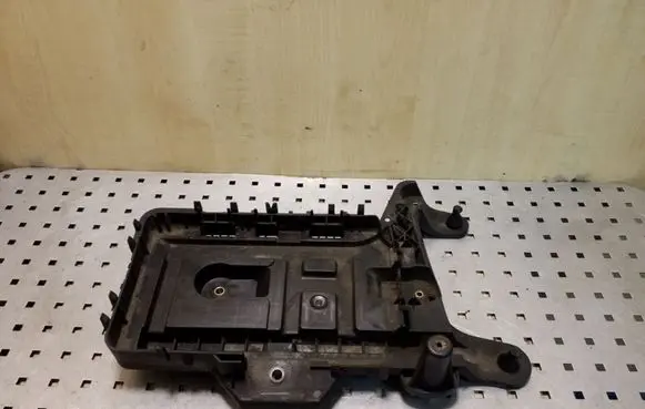 Volkswagen PASSAT CC Battery tray 1K0915333H