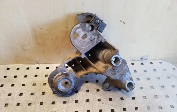 Audi A4 S4 B7 8E 8H Engine mounting bracket 8E0199352F