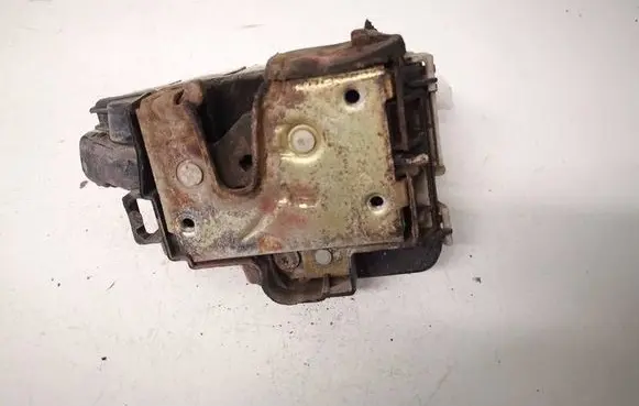 Volkswagen Golf III Rear door lock 1H4839015G