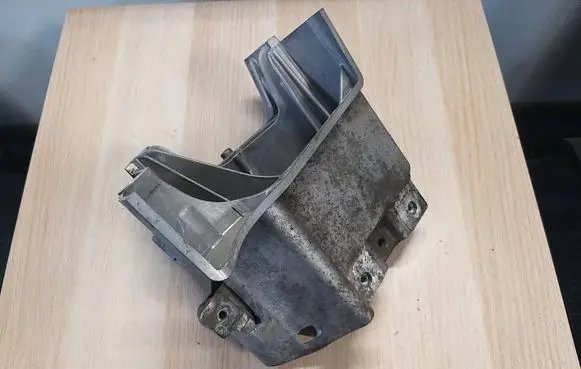 Engine mounting bracket