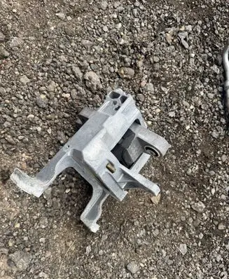 Engine mount bracket