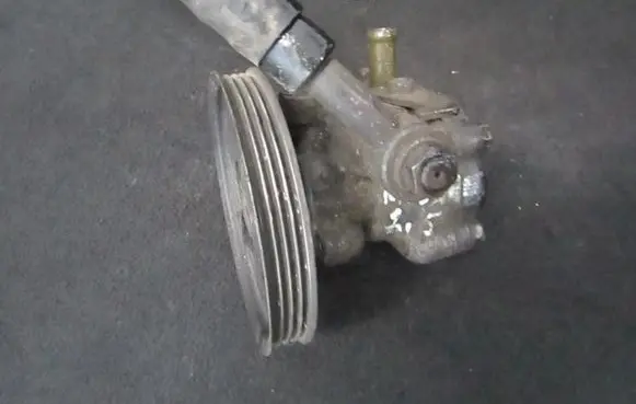 Mitsubishi Space Runner Power steering pump