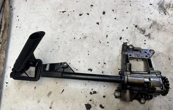 BMW 5 E60 E61 Oil pump 7789838