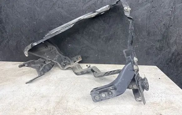 Mercedes-Benz C W204 Headlight/headlamp mounting bracket 204626044