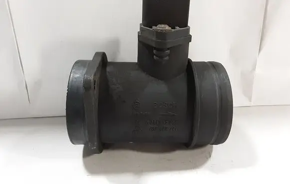 Volkswagen PASSAT B5 Mass air flow meter 0281002463 038906461