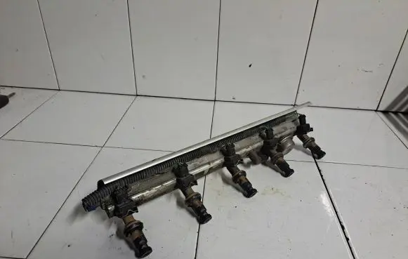 Volvo S80 Fuel injector 9125821