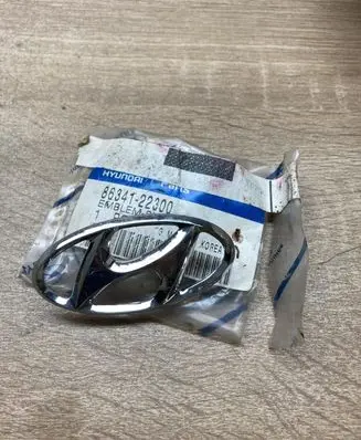 Hyundai Accent Manufacturer badge logo/emblem 8634122300