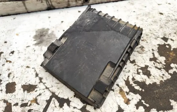 Volkswagen Golf V Fuse box cover 1K0937132F 017180061