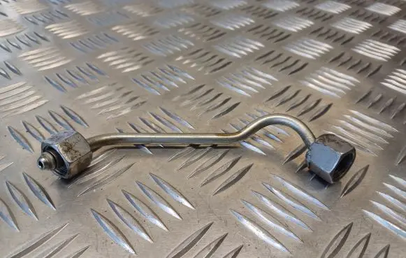 Fuel injector supply line/pipe