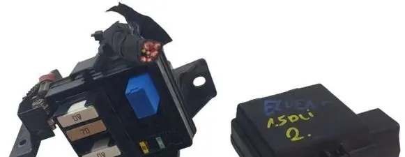 Renault Fluence Fuse module 243510001r-4car
