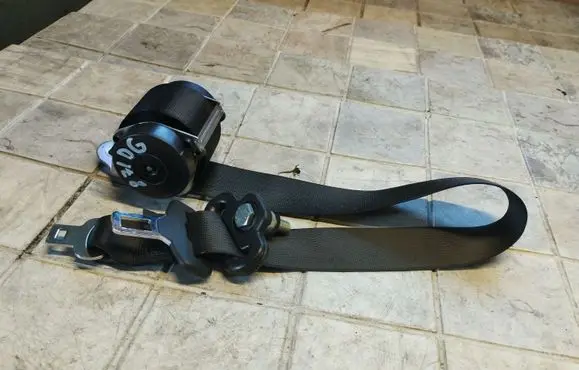 Middle seatbelt (rear)