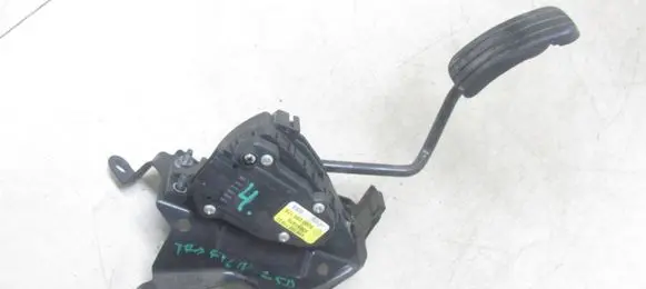 Accelerator throttle pedal
