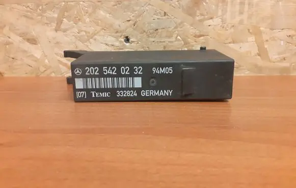 Mercedes-Benz C W202 Light module LCM 2025420232 2378