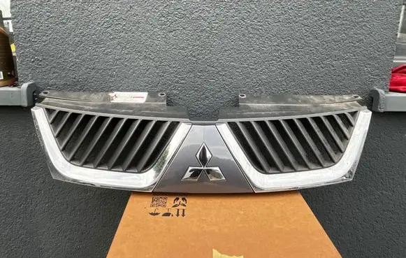 Mitsubishi Outlander Front grill 7450A037