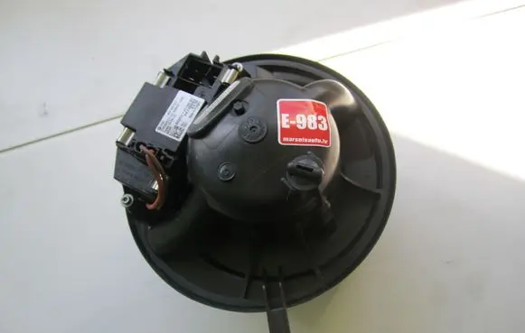 Volkswagen PASSAT B6 Heater blower motor/fan resistor 3C0907521