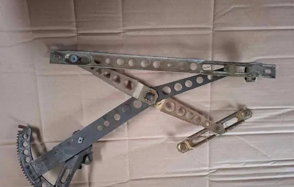 Mercedes-Benz W123 Front door manual window regulator 99990