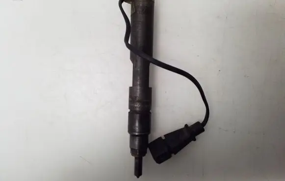 Volkswagen Golf IV Fuel injector 028130201S
