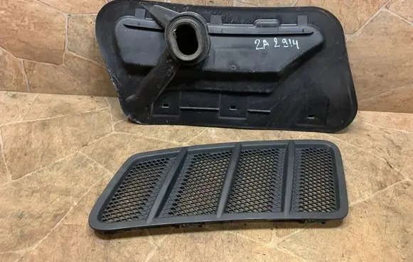 Mercedes-Benz GLS X166 Quarter panel pressure vent A1668800705