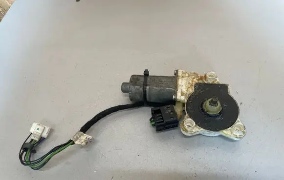 Mercedes-Benz E W211 Front door window regulator motor A2118202942