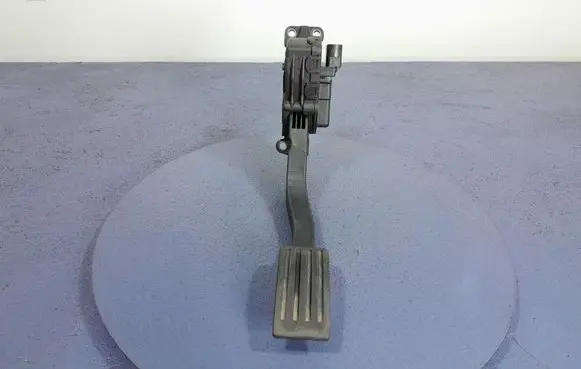 Accelerator throttle pedal