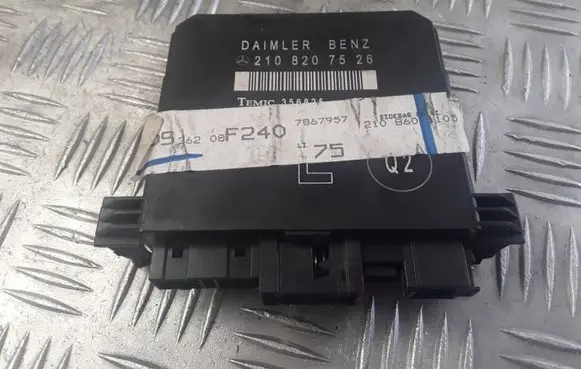 Mercedes-Benz E W210 Door control unit/module 2108207526
