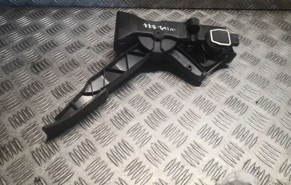 Mercedes-Benz A W169 Accelerator throttle pedal 1693000104 A1693000104