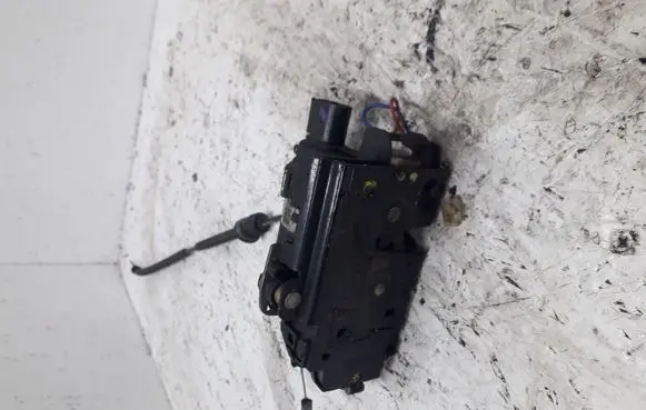 Volkswagen New Beetle Front door lock 