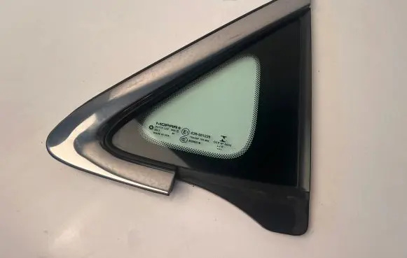 Chrysler Pacifica Front triangle window/glass 43R001229