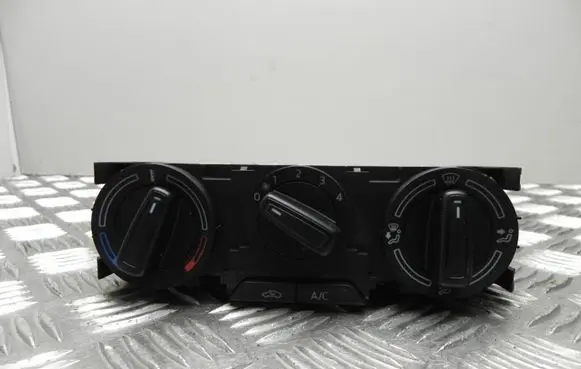 Skoda Fabia Mk3 (NJ) Climate control unit 6V0820045B Y742