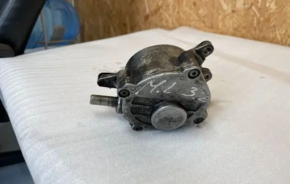 Mercedes-Benz E W211 Vacuum pump A6422300165