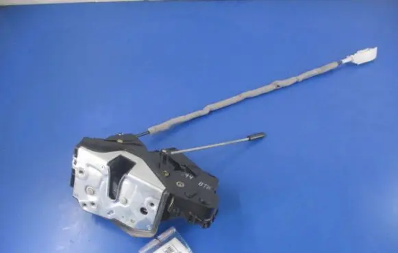 BMW X3 E83 Front door lock
