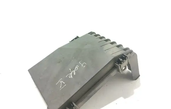 Volkswagen Golf V Fuse box cover 1K0937132D
