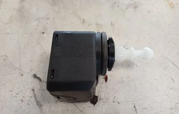 Audi A6 S6 C6 4F Headlight level adjustment motor 00883000