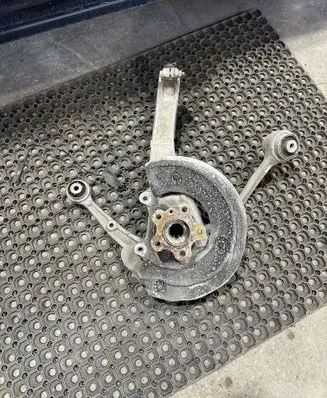 BMW X6 G06 Front wheel hub spindle knuckle 6876656