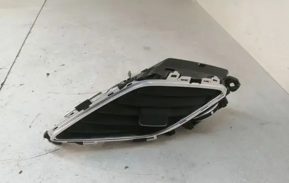 Hyundai i40 Dash center air vent grill U09D52