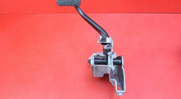 Accelerator throttle pedal