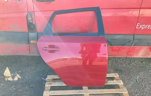 Toyota Auris E210 Rear door