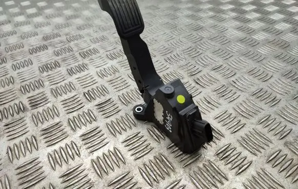 Toyota RAV 4 (XA40) Accelerator throttle pedal 781100W040