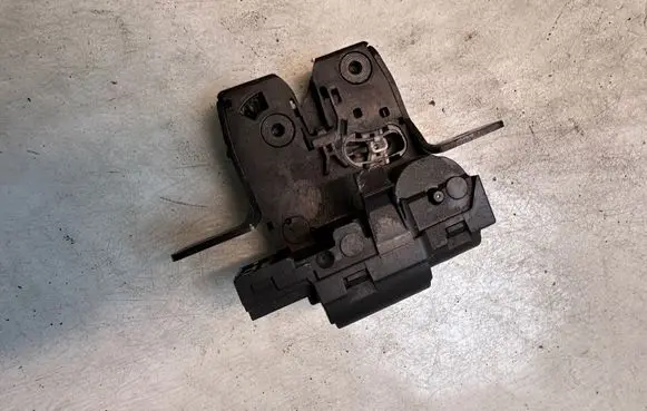 Renault Clio III Tailgate lock latch 13132