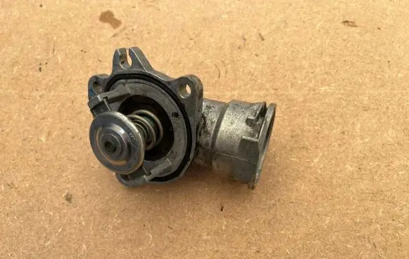 Thermostat/thermostat housing