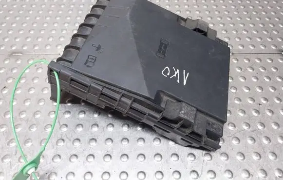 Volkswagen PASSAT B7 Fuse box cover S26380444 1K0937132F