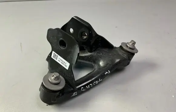 Tesla Model 3 Engine mounting bracket 111023200C 182650112820