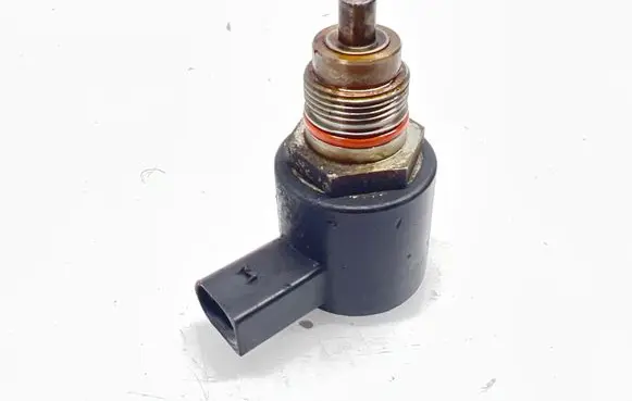 Mercedes-Benz C W204 Fuel pressure regulator 9307Z515A