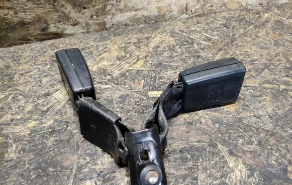 Volkswagen Jetta VI Middle seatbelt buckle (rear) 5C6857739