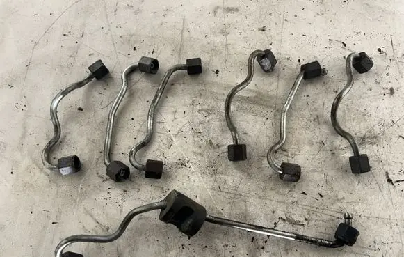 BMW X5 E70 Fuel injector supply line/pipe 