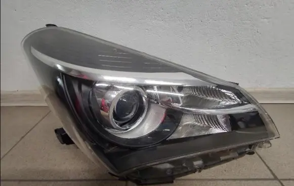 Toyota Yaris Headlight/headlamp TOYOTA YARIS III LIFT LAMPA PRAWA PRZÓD SOCZEWKA